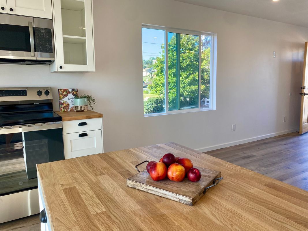 Building Photo - 4065 Sunnyhill Dr