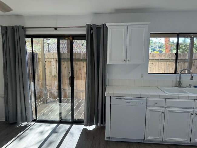Building Photo - UPDATED 3BR/1.5BA CONDO in ALPINE availabl...
