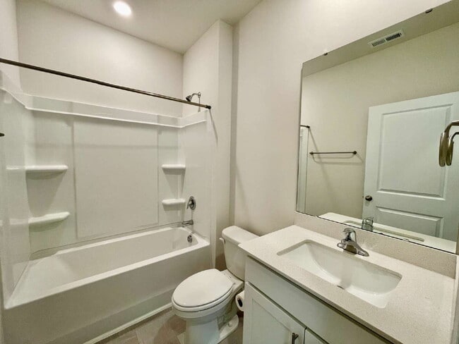 Building Photo - Spacious 5-Bedroom Haven With 3 Full Baths...