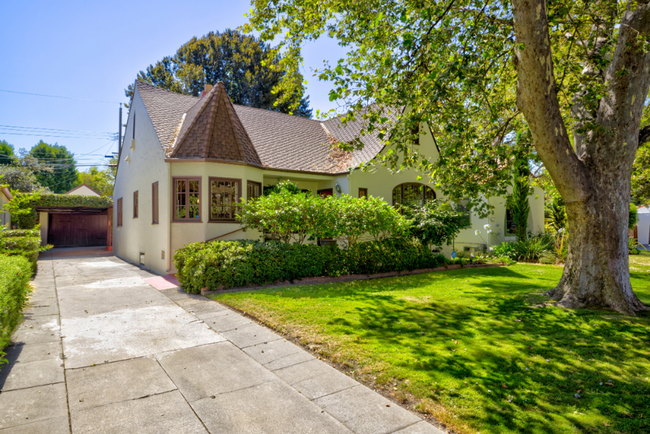 Building Photo - Land Park Tudor Cottage Homestay