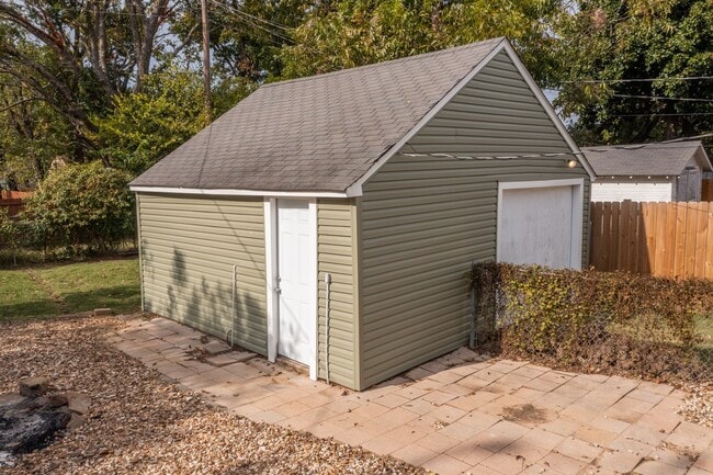 Building Photo - Freshly Updated 3 Bedroom House