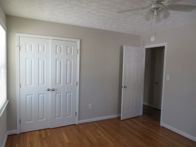 Building Photo - Colonial Heights