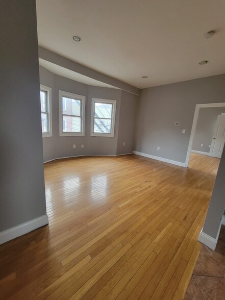 Building Photo - 401 River St