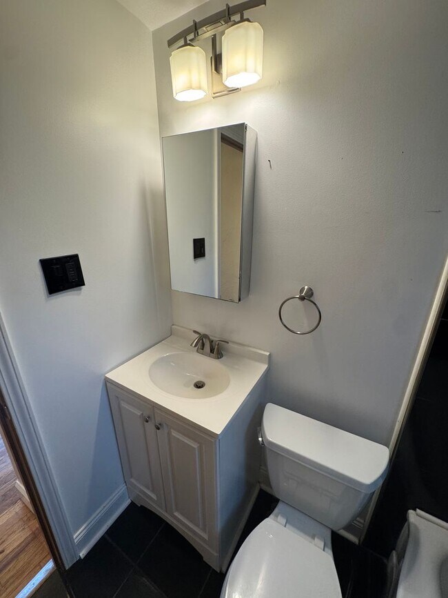 Building Photo - Coraopolis - 3 Bedroom, 1 Bath - Charming ...