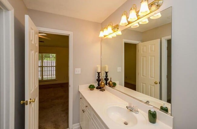 Building Photo - 3 Bed/3Bath Centrally located!!!