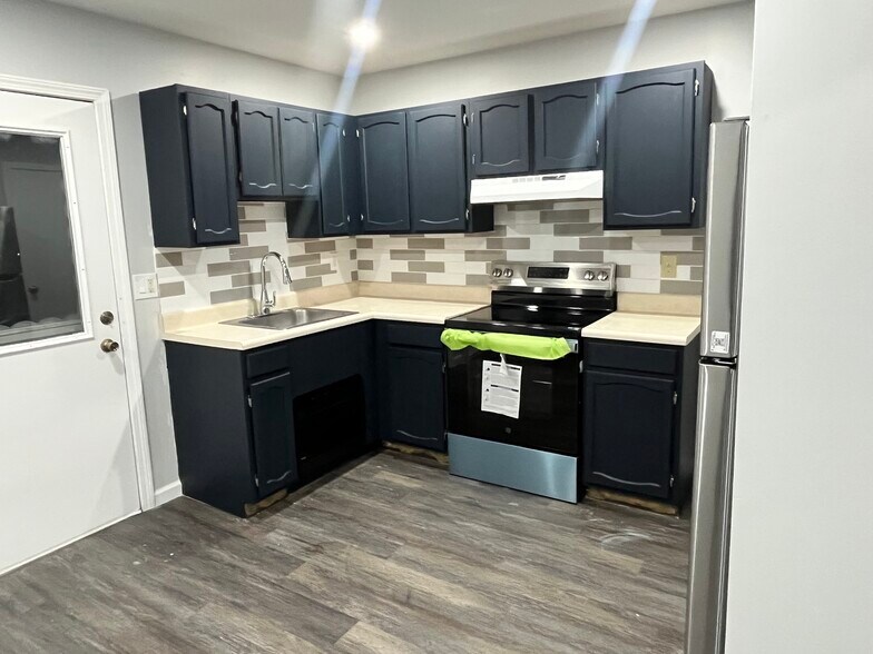 Building Photo - 11 Limerick Dr E