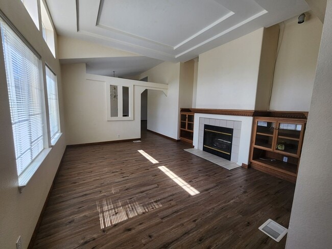 Building Photo - Family Home on 4 acres close to schools