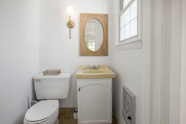 Building Photo - 2509 Crest Ave