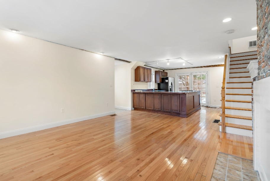 Building Photo - 35 Water St