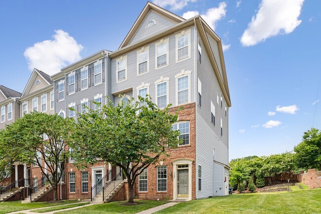 Building Photo - Beautiful End-Unit Townhome-Style Condo Ne...