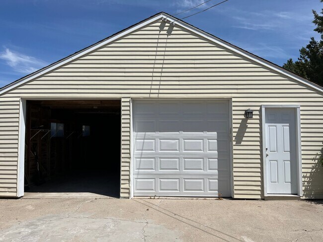 Building Photo - 747 12200 S