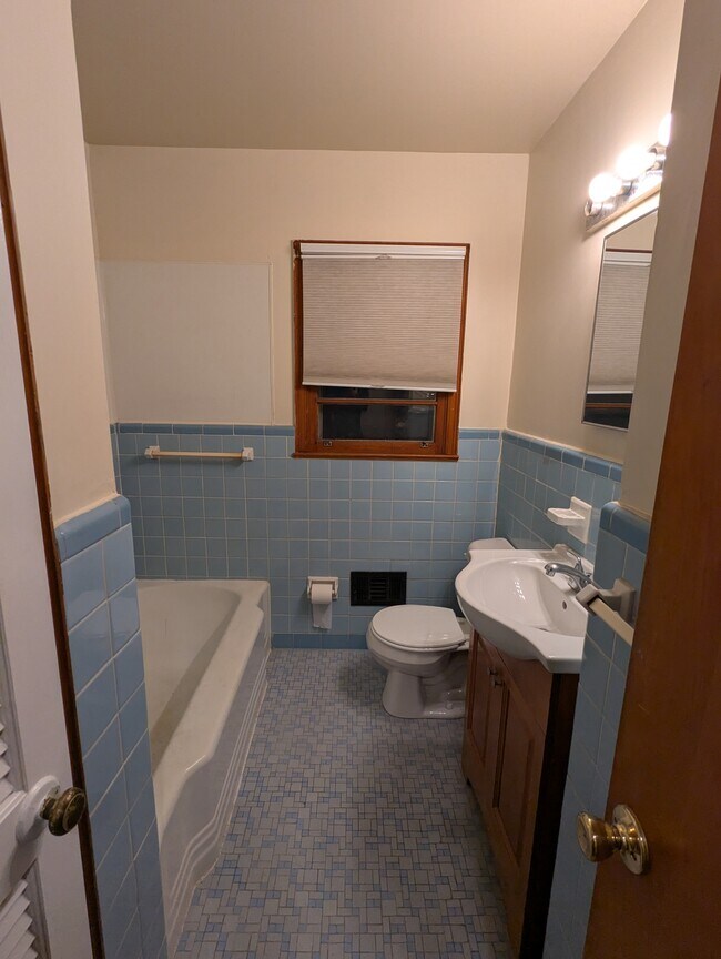 Building Photo - 2019 Bramblewood Dr NE