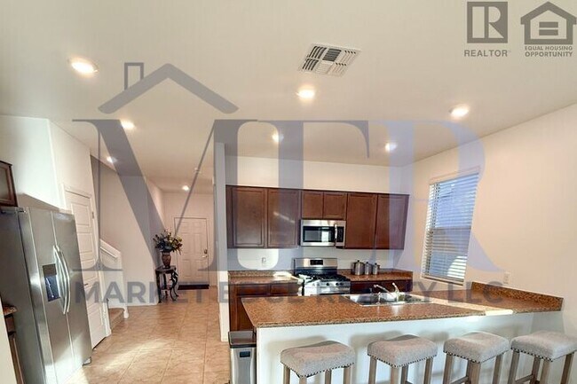 Building Photo - 4Bed/4Bath w/2 Car Gar-Tucson! $199 MOVE-I...