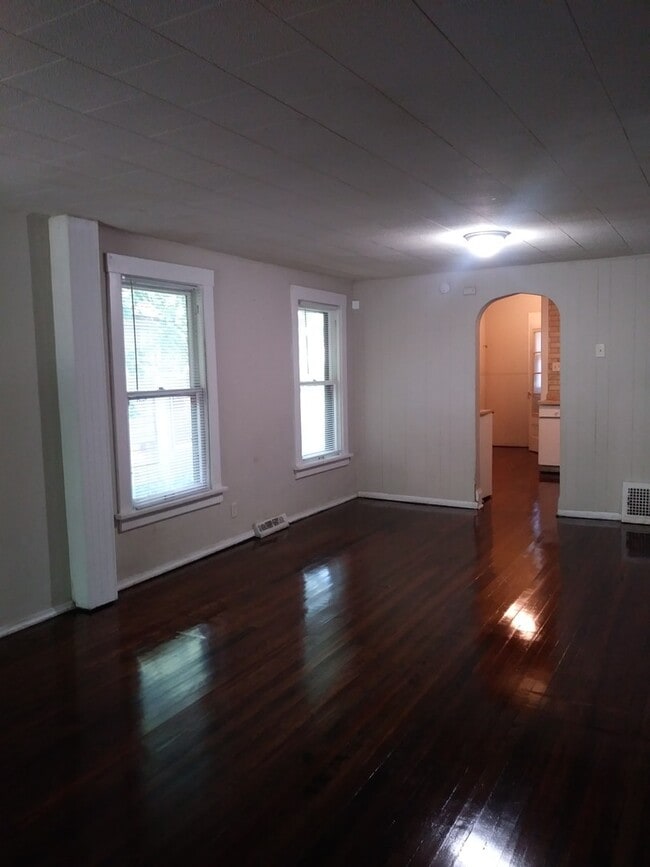 Building Photo - LARGE HOME IN MILLER!