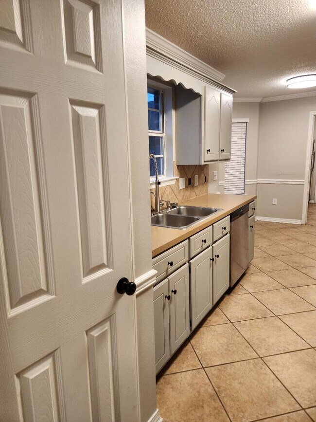 Building Photo - 9321 Champion Cir S