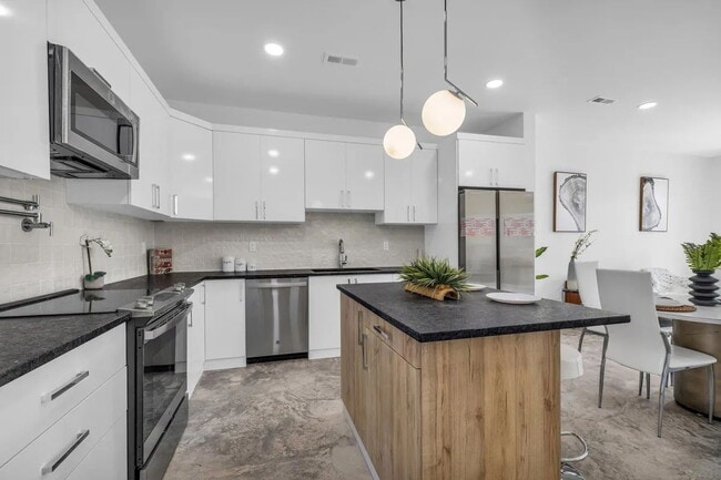 Building Photo - Modern 4-Bed Townhouse in Ridgedale – Minu...