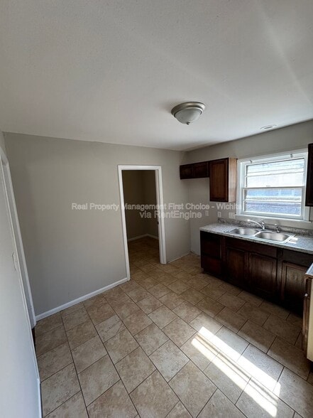 Building Photo - 1630 S Mission Rd