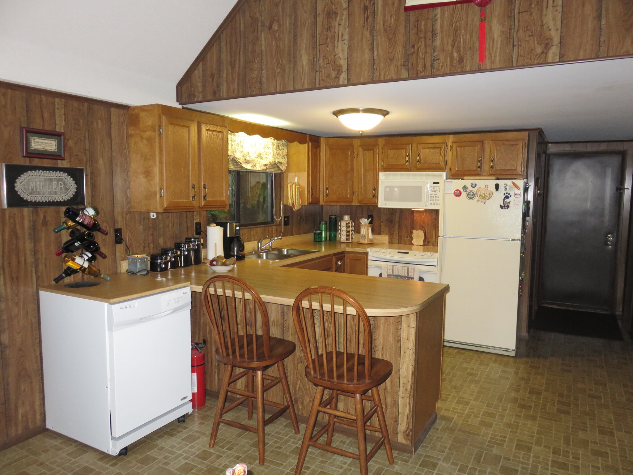 Kitchen with dishwasher, fridge and microwave - 281 Walden Rd
