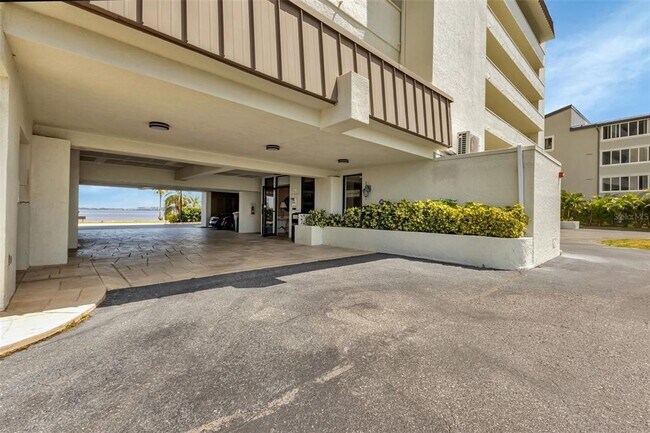 Building Photo - 1500 Park Beach Cir