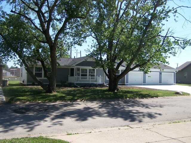 Primary Photo - 122 Larkspur Dr