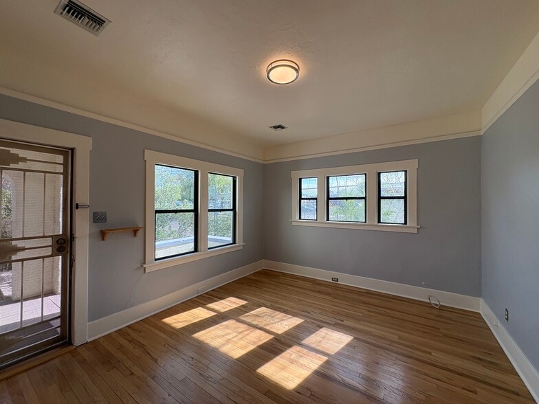 Building Photo - 15 W 5th St