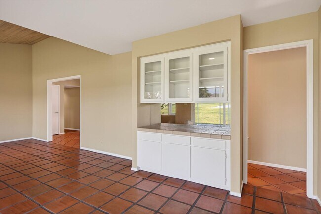 Building Photo - 1525 Fairway Dr