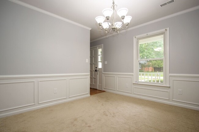 Building Photo - 130 Camelot Crescent