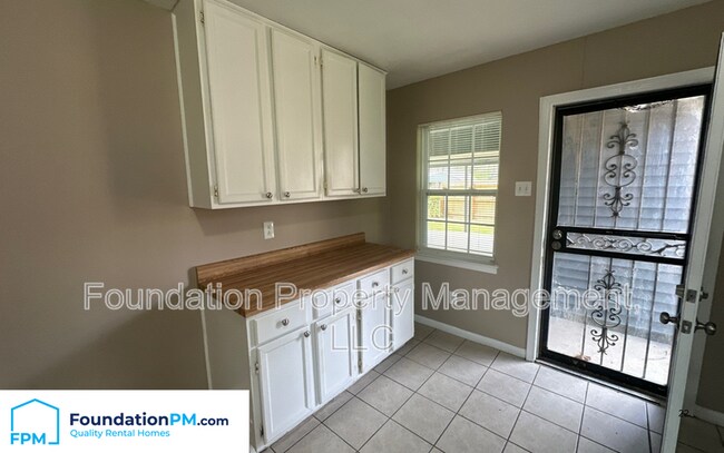 Building Photo - 3766 Windy Ave