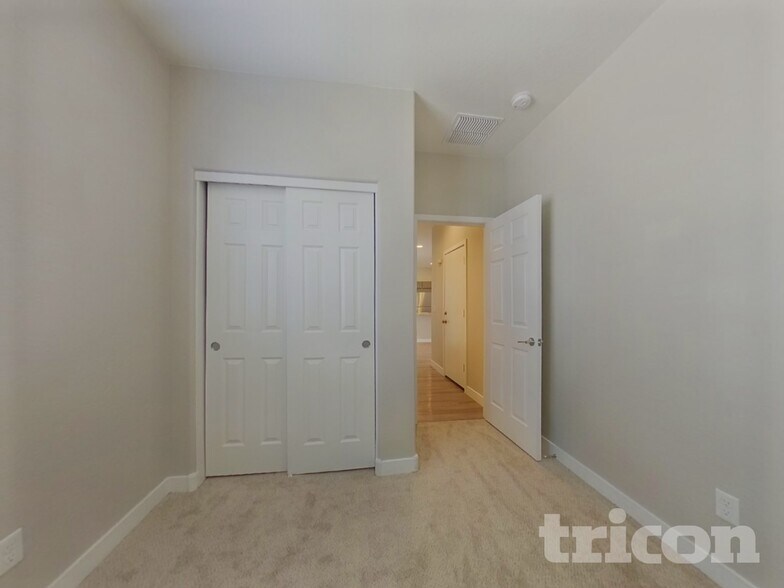 Building Photo - 2638 E Danbury Rd