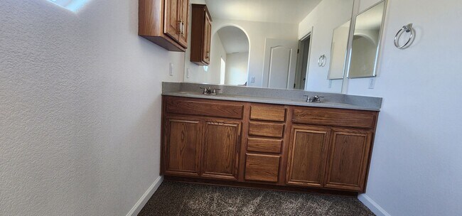 Building Photo - 4 Bedroom Home in Cold Springs