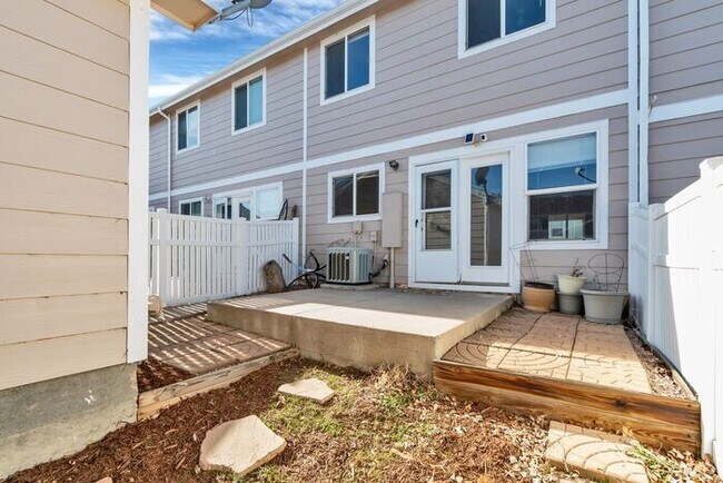 Building Photo - 3BR Townhome Near DIA & Light Rail | New Carpet, Garage & Fenced Patio