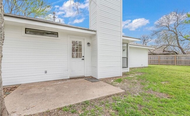 Building Photo - College Station - 3 bedroom - 2 bath house with garage and fenced back yard.