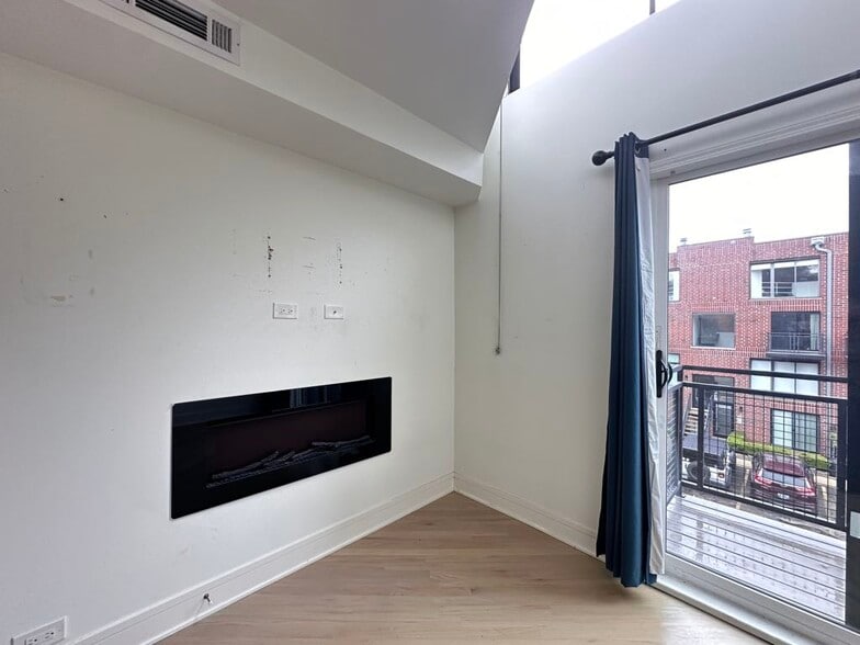 Building Photo - 843 W Grace St