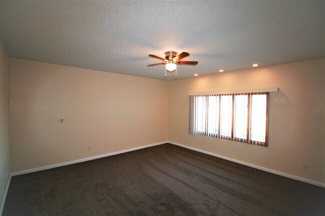 Building Photo - 920 Devils Glen Rd