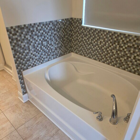 Building Photo - 466 Carriage House Ln