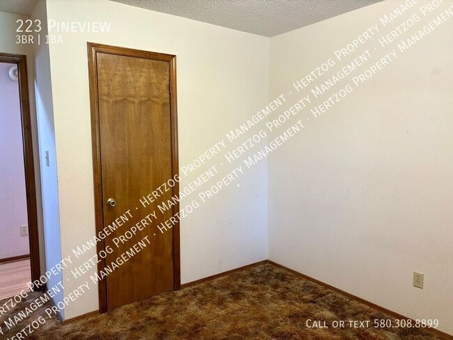 Building Photo - 223 Pineview-