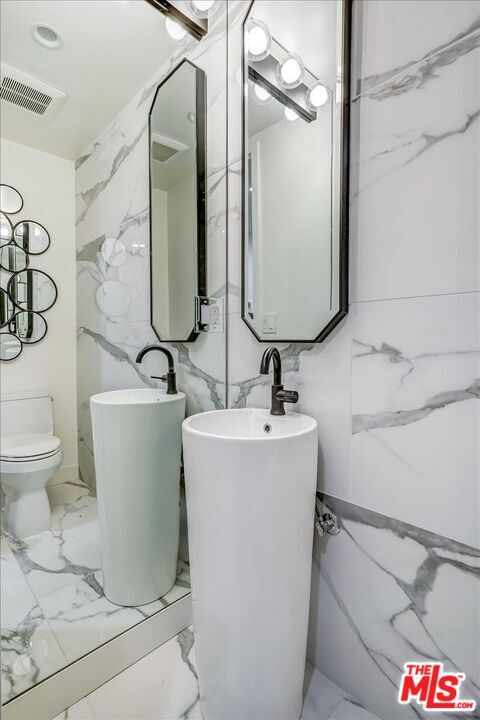 Building Photo - 100 S Doheny Dr