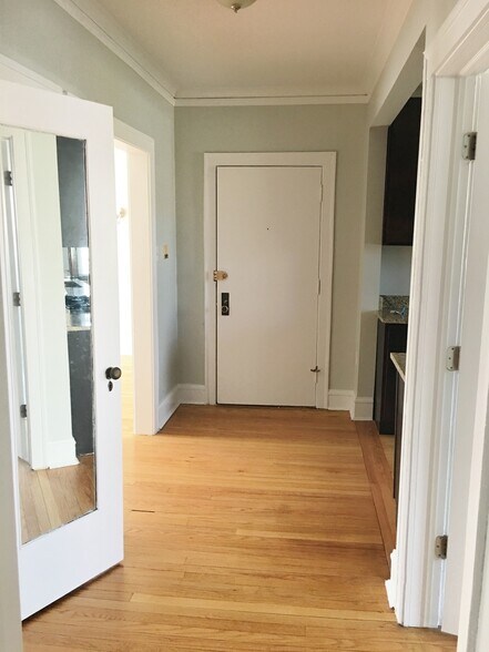 Building Photo - 1542 W Albion Ave