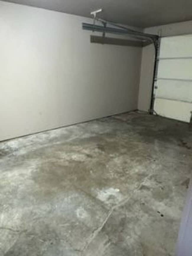 Building Photo - 3 Bed/1.5 Bath Home in Lees Summit!