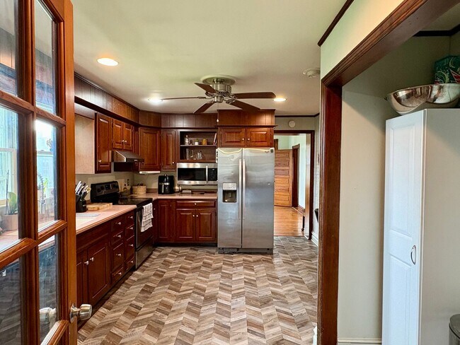 Building Photo - Large 4 bedroom house near Waynesboro Hosp...