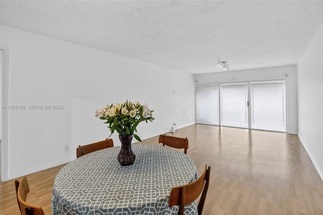 Building Photo - 200 Lakeview Dr