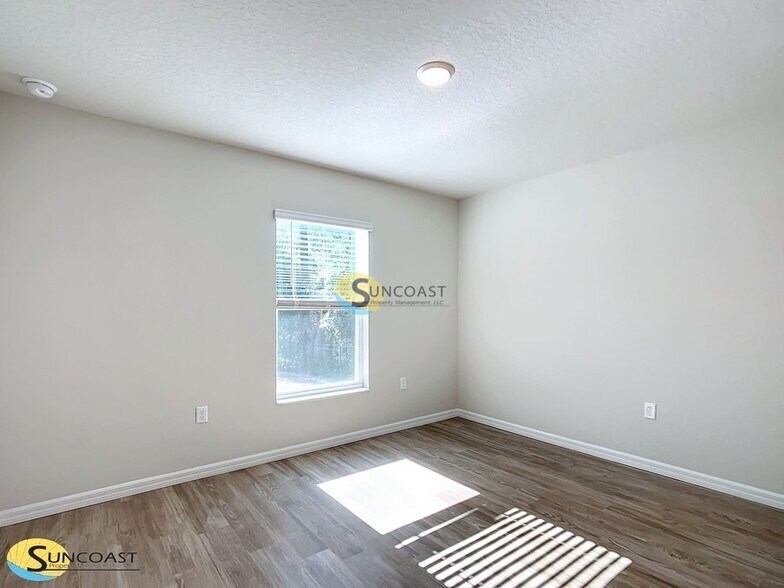Building Photo - 1 Oak Circle Crse