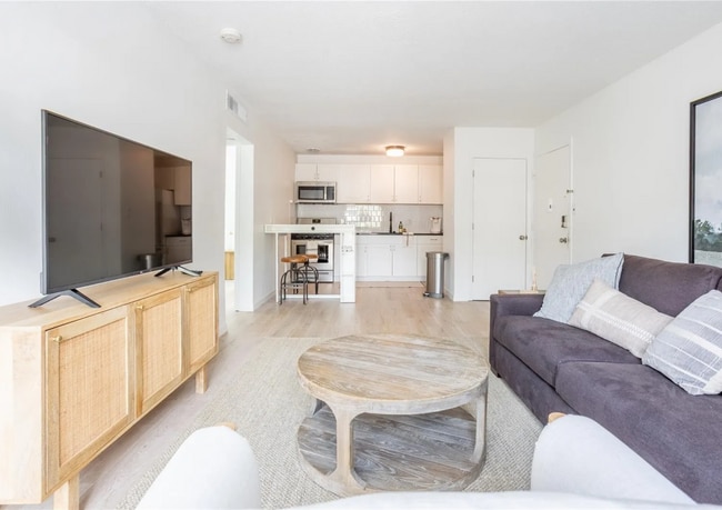 Primary Photo - Cutest 2 Bed/ 1 Bath Near UF-Furnished!