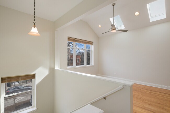 Building Photo - 920 S Claremont Ave