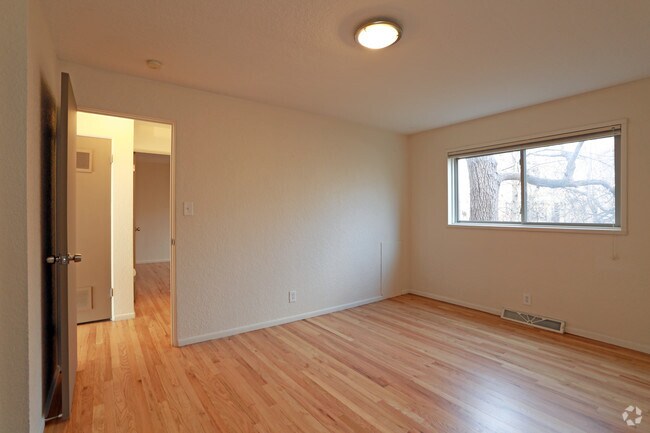 2BR, 1BA - 920 SF - 2460-2470 9th Street