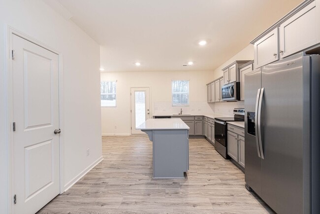 Building Photo - Charming Townhome community   3br 2.5ba with a cooks kitchen with island minutes from I-85 and sh...