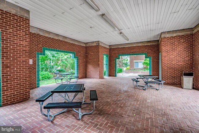 Building Photo - 545 E Braddock Rd