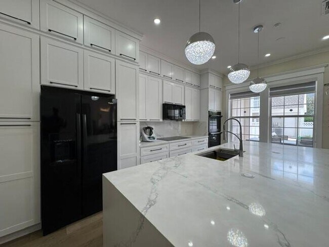 Building Photo - 4 Bedroom fully renovated Townhome in the Main Village of Celebration
