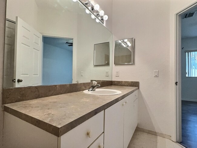 Building Photo - 8833 S Isles Cir