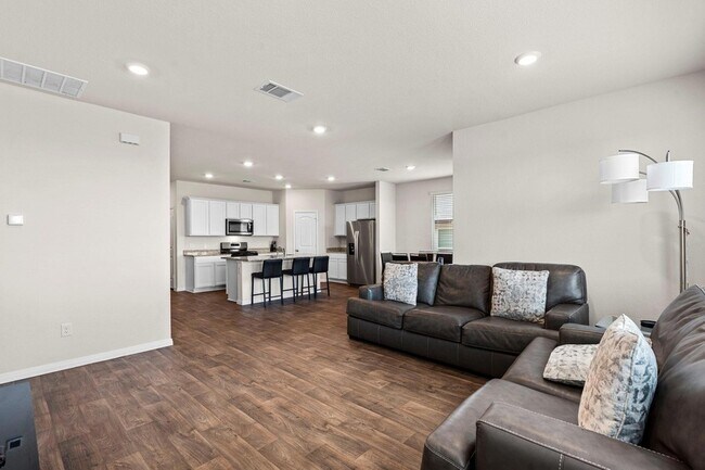 Building Photo - 381 Evergreen Sumac Lp